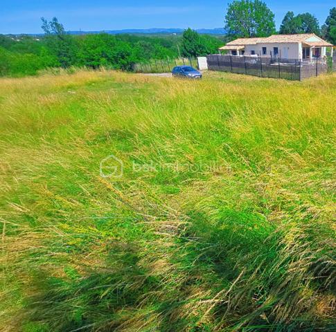 À saisir sur la commune de Ruoms, dans un secteur particulièrement recherché, terrain constructible de 816 m², idéalement situé à proximité immédiate des commerces et services du quotidien.

Vous bénéficierez d’un emplacement privilégié, à quelques pas du Super U, de la boulangerie et de la voie verte, offrant un cadre de vie pratique et agréable.

Les atouts du terrain :

✔ Terrain constructible libre de constructeur.
✔ Surface d’environ 816 m².
✔ Réseaux d’eau et d’électricité à proximité pour une viabilisation simplifiée.
✔ Commodités accessibles à pied ou à vélo.
✔ Secteur calme et recherché.
✔ Idéal pour la construction d’une résidence principale, secondaire ou pour un projet d’investissement.

Situé au cœur du sud Ardèche, ce terrain représente une belle opportunité pour concrétiser votre projet immobilier dans un environnement attractif.

📞 Contactez-moi dès maintenant pour obtenir davantage d’informations ou organiser une visite.