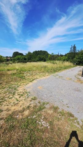 À saisir sur la commune de Ruoms, dans un secteur particulièrement recherché, terrain constructible de 816 m², idéalement situé à proximité immédiate des commerces et services du quotidien.

Vous bénéficierez d’un emplacement privilégié, à quelques pas du Super U, de la boulangerie et de la voie verte, offrant un cadre de vie pratique et agréable.

Les atouts du terrain :

✔ Terrain constructible libre de constructeur.
✔ Surface d’environ 816 m².
✔ Réseaux d’eau et d’électricité à proximité pour une viabilisation simplifiée.
✔ Commodités accessibles à pied ou à vélo.
✔ Secteur calme et recherché.
✔ Idéal pour la construction d’une résidence principale, secondaire ou pour un projet d’investissement.

Situé au cœur du sud Ardèche, ce terrain représente une belle opportunité pour concrétiser votre projet immobilier dans un environnement attractif.

📞 Contactez-moi dès maintenant pour obtenir davantage d’informations ou organiser une visite.