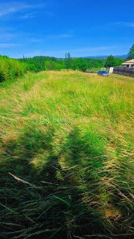 À saisir sur la commune de Ruoms, dans un secteur particulièrement recherché, terrain constructible de 816 m², idéalement situé à proximité immédiate des commerces et services du quotidien.

Vous bénéficierez d’un emplacement privilégié, à quelques pas du Super U, de la boulangerie et de la voie verte, offrant un cadre de vie pratique et agréable.

Les atouts du terrain :

✔ Terrain constructible libre de constructeur.
✔ Surface d’environ 816 m².
✔ Réseaux d’eau et d’électricité à proximité pour une viabilisation simplifiée.
✔ Commodités accessibles à pied ou à vélo.
✔ Secteur calme et recherché.
✔ Idéal pour la construction d’une résidence principale, secondaire ou pour un projet d’investissement.

Situé au cœur du sud Ardèche, ce terrain représente une belle opportunité pour concrétiser votre projet immobilier dans un environnement attractif.

📞 Contactez-moi dès maintenant pour obtenir davantage d’informations ou organiser une visite.