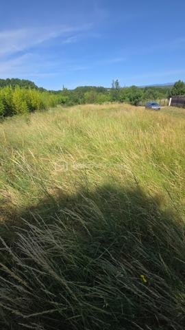 À saisir sur la commune de Ruoms, dans un secteur particulièrement recherché, terrain constructible de 816 m², idéalement situé à proximité immédiate des commerces et services du quotidien.

Vous bénéficierez d’un emplacement privilégié, à quelques pas du Super U, de la boulangerie et de la voie verte, offrant un cadre de vie pratique et agréable.

Les atouts du terrain :

✔ Terrain constructible libre de constructeur.
✔ Surface d’environ 816 m².
✔ Réseaux d’eau et d’électricité à proximité pour une viabilisation simplifiée.
✔ Commodités accessibles à pied ou à vélo.
✔ Secteur calme et recherché.
✔ Idéal pour la construction d’une résidence principale, secondaire ou pour un projet d’investissement.

Situé au cœur du sud Ardèche, ce terrain représente une belle opportunité pour concrétiser votre projet immobilier dans un environnement attractif.

📞 Contactez-moi dès maintenant pour obtenir davantage d’informations ou organiser une visite.