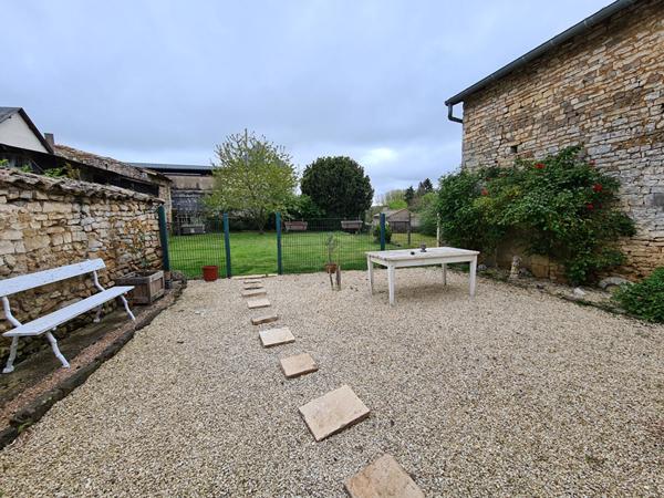 Maison de ville à Couhé avec jardin