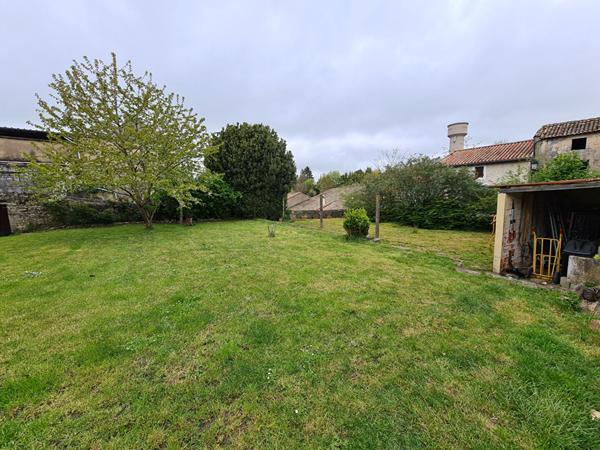 Maison de ville à Couhé avec jardin