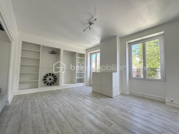 Dans une petite copropriété aux faibles charges, cet appartement de 72,95m2 se compose d’un grand salon lumineux de 24,07 m², d’une cuisine séparée et équipée de 12,56 m², de deux chambres confortables de 14,92 m² et 9,30 m², d’une salle de douche ainsi que de toilettes séparées.

Le bien dispose également de nombreux rangements, de la fibre optique, d’une cave de 5,14 m² ainsi que d’un garage privatif de 12,17 m² inclus dans le prix.

Accès au Cours Romestang en seulement 12 minutes à pied.

Aucun travaux à prévoir - Idéal pour un couple, une petite famille ou un investissement de qualité.