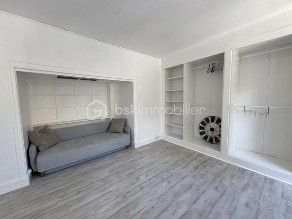 Dans une petite copropriété aux faibles charges, cet appartement de 72,95m2 se compose d’un grand salon lumineux de 24,07 m², d’une cuisine séparée et équipée de 12,56 m², de deux chambres confortables de 14,92 m² et 9,30 m², d’une salle de douche ainsi que de toilettes séparées.

Le bien dispose également de nombreux rangements, de la fibre optique, d’une cave de 5,14 m² ainsi que d’un garage privatif de 12,17 m² inclus dans le prix.

Accès au Cours Romestang en seulement 12 minutes à pied.

Aucun travaux à prévoir - Idéal pour un couple, une petite famille ou un investissement de qualité.