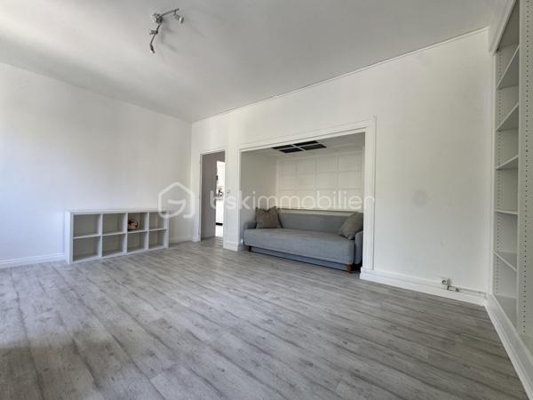 Dans une petite copropriété aux faibles charges, cet appartement de 72,95m2 se compose d’un grand salon lumineux de 24,07 m², d’une cuisine séparée et équipée de 12,56 m², de deux chambres confortables de 14,92 m² et 9,30 m², d’une salle de douche ainsi que de toilettes séparées.

Le bien dispose également de nombreux rangements, de la fibre optique, d’une cave de 5,14 m² ainsi que d’un garage privatif de 12,17 m² inclus dans le prix.

Accès au Cours Romestang en seulement 12 minutes à pied.

Aucun travaux à prévoir - Idéal pour un couple, une petite famille ou un investissement de qualité.