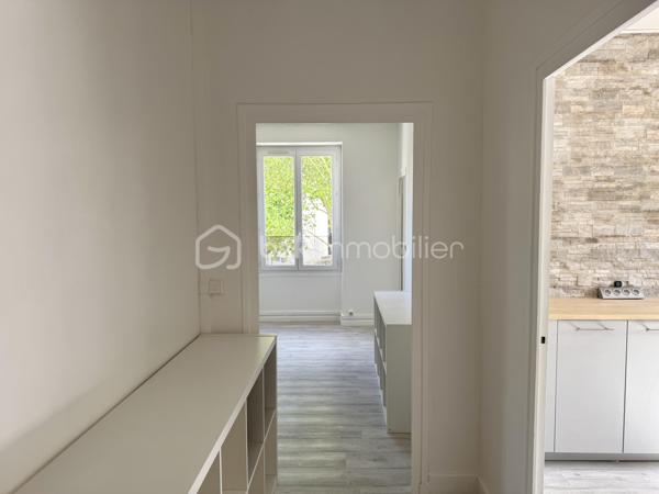 Dans une petite copropriété aux faibles charges, cet appartement de 72,95m2 se compose d’un grand salon lumineux de 24,07 m², d’une cuisine séparée et équipée de 12,56 m², de deux chambres confortables de 14,92 m² et 9,30 m², d’une salle de douche ainsi que de toilettes séparées.

Le bien dispose également de nombreux rangements, de la fibre optique, d’une cave de 5,14 m² ainsi que d’un garage privatif de 12,17 m² inclus dans le prix.

Accès au Cours Romestang en seulement 12 minutes à pied.

Aucun travaux à prévoir - Idéal pour un couple, une petite famille ou un investissement de qualité.