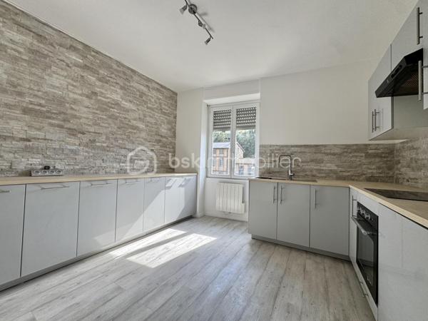 Dans une petite copropriété aux faibles charges, cet appartement de 72,95m2 se compose d’un grand salon lumineux de 24,07 m², d’une cuisine séparée et équipée de 12,56 m², de deux chambres confortables de 14,92 m² et 9,30 m², d’une salle de douche ainsi que de toilettes séparées.

Le bien dispose également de nombreux rangements, de la fibre optique, d’une cave de 5,14 m² ainsi que d’un garage privatif de 12,17 m² inclus dans le prix.

Accès au Cours Romestang en seulement 12 minutes à pied.

Aucun travaux à prévoir - Idéal pour un couple, une petite famille ou un investissement de qualité.