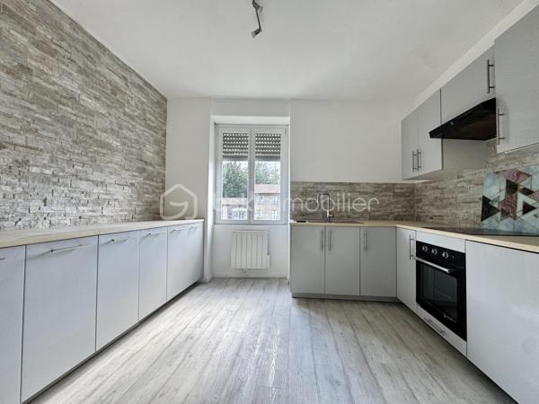 Dans une petite copropriété aux faibles charges, cet appartement de 72,95m2 se compose d’un grand salon lumineux de 24,07 m², d’une cuisine séparée et équipée de 12,56 m², de deux chambres confortables de 14,92 m² et 9,30 m², d’une salle de douche ainsi que de toilettes séparées.

Le bien dispose également de nombreux rangements, de la fibre optique, d’une cave de 5,14 m² ainsi que d’un garage privatif de 12,17 m² inclus dans le prix.

Accès au Cours Romestang en seulement 12 minutes à pied.

Aucun travaux à prévoir - Idéal pour un couple, une petite famille ou un investissement de qualité.