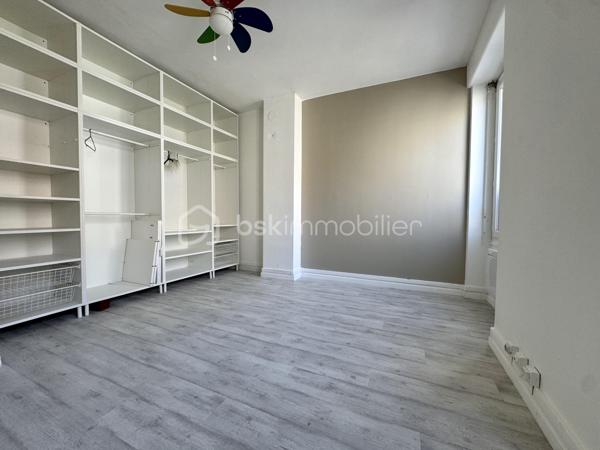 Dans une petite copropriété aux faibles charges, cet appartement de 72,95m2 se compose d’un grand salon lumineux de 24,07 m², d’une cuisine séparée et équipée de 12,56 m², de deux chambres confortables de 14,92 m² et 9,30 m², d’une salle de douche ainsi que de toilettes séparées.

Le bien dispose également de nombreux rangements, de la fibre optique, d’une cave de 5,14 m² ainsi que d’un garage privatif de 12,17 m² inclus dans le prix.

Accès au Cours Romestang en seulement 12 minutes à pied.

Aucun travaux à prévoir - Idéal pour un couple, une petite famille ou un investissement de qualité.