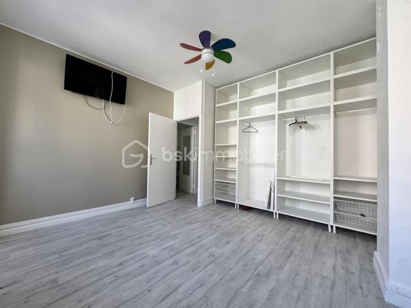 Dans une petite copropriété aux faibles charges, cet appartement de 72,95m2 se compose d’un grand salon lumineux de 24,07 m², d’une cuisine séparée et équipée de 12,56 m², de deux chambres confortables de 14,92 m² et 9,30 m², d’une salle de douche ainsi que de toilettes séparées.

Le bien dispose également de nombreux rangements, de la fibre optique, d’une cave de 5,14 m² ainsi que d’un garage privatif de 12,17 m² inclus dans le prix.

Accès au Cours Romestang en seulement 12 minutes à pied.

Aucun travaux à prévoir - Idéal pour un couple, une petite famille ou un investissement de qualité.