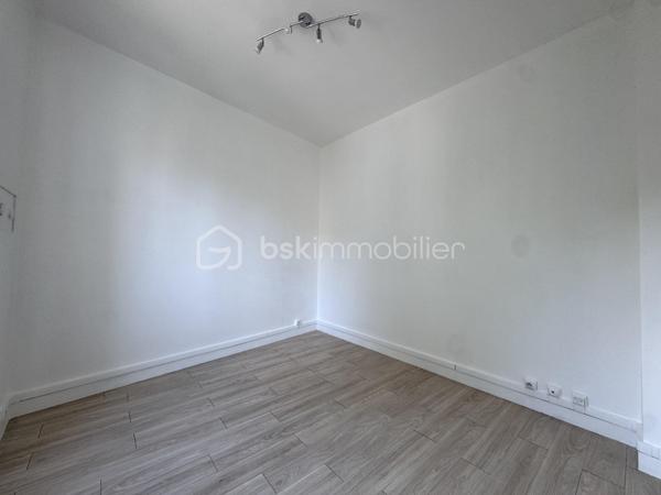 Dans une petite copropriété aux faibles charges, cet appartement de 72,95m2 se compose d’un grand salon lumineux de 24,07 m², d’une cuisine séparée et équipée de 12,56 m², de deux chambres confortables de 14,92 m² et 9,30 m², d’une salle de douche ainsi que de toilettes séparées.

Le bien dispose également de nombreux rangements, de la fibre optique, d’une cave de 5,14 m² ainsi que d’un garage privatif de 12,17 m² inclus dans le prix.

Accès au Cours Romestang en seulement 12 minutes à pied.

Aucun travaux à prévoir - Idéal pour un couple, une petite famille ou un investissement de qualité.