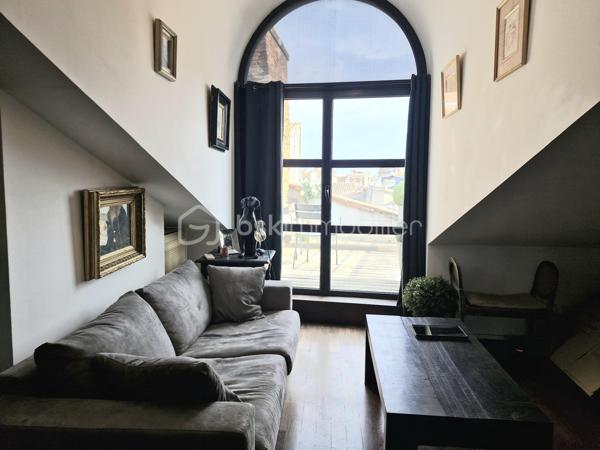 Au cœur du très recherché quartier des Carmes, 
découvrez ce magnifique appartement d’architecte climatisé, situé au 4e et dernier étage avec une jolie terrasse de 11m2.

Un véritable bien de caractère, il offre de généreux volumes, une atmosphère chaleureuse et des prestations de qualité.
Sublimé par des materiaux haut de gamme et une rénovation soignée.
Sa superbe terrasse ensoleillée, ouverte sur les toits de Toulouse, constitue un véritable prolongement de l’espace de vie et invite à profiter d'un cadre exceptionnel en plein centre historique.

Avec ses 46 m2 loi Carrez et ses 71m2 habitables, ce bien rare séduira les amateurs d'authenticité.

Un appartement unique, alliant élégance, calme, et emplacement privilégié, 
à quelques pas des commerces, du célèbre marché des carmes, de ses parkings, des restaurants, des métro A et B et du magnifique jardin des plantes et jardin Royal.

Un bien rare pour les amoureux du centre historique de Toulouse.
A saisir!