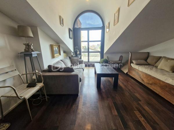 Au cœur du très recherché quartier des Carmes, 
découvrez ce magnifique appartement d’architecte climatisé, situé au 4e et dernier étage avec une jolie terrasse de 11m2.

Un véritable bien de caractère, il offre de généreux volumes, une atmosphère chaleureuse et des prestations de qualité.
Sublimé par des materiaux haut de gamme et une rénovation soignée.
Sa superbe terrasse ensoleillée, ouverte sur les toits de Toulouse, constitue un véritable prolongement de l’espace de vie et invite à profiter d'un cadre exceptionnel en plein centre historique.

Avec ses 46 m2 loi Carrez et ses 71m2 habitables, ce bien rare séduira les amateurs d'authenticité.

Un appartement unique, alliant élégance, calme, et emplacement privilégié, 
à quelques pas des commerces, du célèbre marché des carmes, de ses parkings, des restaurants, des métro A et B et du magnifique jardin des plantes et jardin Royal.

Un bien rare pour les amoureux du centre historique de Toulouse.
A saisir!