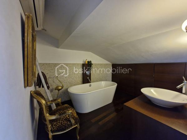 Au cœur du très recherché quartier des Carmes, 
découvrez ce magnifique appartement d’architecte climatisé, situé au 4e et dernier étage avec une jolie terrasse de 11m2.

Un véritable bien de caractère, il offre de généreux volumes, une atmosphère chaleureuse et des prestations de qualité.
Sublimé par des materiaux haut de gamme et une rénovation soignée.
Sa superbe terrasse ensoleillée, ouverte sur les toits de Toulouse, constitue un véritable prolongement de l’espace de vie et invite à profiter d'un cadre exceptionnel en plein centre historique.

Avec ses 46 m2 loi Carrez et ses 71m2 habitables, ce bien rare séduira les amateurs d'authenticité.

Un appartement unique, alliant élégance, calme, et emplacement privilégié, 
à quelques pas des commerces, du célèbre marché des carmes, de ses parkings, des restaurants, des métro A et B et du magnifique jardin des plantes et jardin Royal.

Un bien rare pour les amoureux du centre historique de Toulouse.
A saisir!