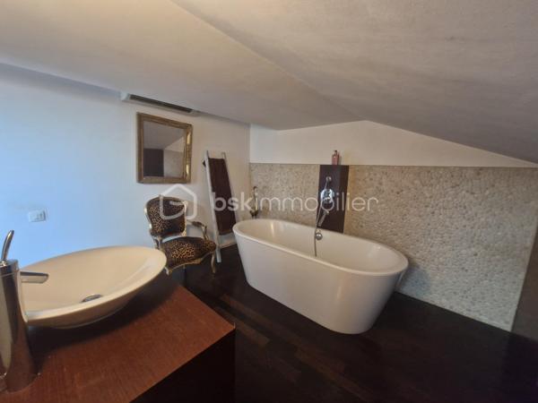Au cœur du très recherché quartier des Carmes, 
découvrez ce magnifique appartement d’architecte climatisé, situé au 4e et dernier étage avec une jolie terrasse de 11m2.

Un véritable bien de caractère, il offre de généreux volumes, une atmosphère chaleureuse et des prestations de qualité.
Sublimé par des materiaux haut de gamme et une rénovation soignée.
Sa superbe terrasse ensoleillée, ouverte sur les toits de Toulouse, constitue un véritable prolongement de l’espace de vie et invite à profiter d'un cadre exceptionnel en plein centre historique.

Avec ses 46 m2 loi Carrez et ses 71m2 habitables, ce bien rare séduira les amateurs d'authenticité.

Un appartement unique, alliant élégance, calme, et emplacement privilégié, 
à quelques pas des commerces, du célèbre marché des carmes, de ses parkings, des restaurants, des métro A et B et du magnifique jardin des plantes et jardin Royal.

Un bien rare pour les amoureux du centre historique de Toulouse.
A saisir!
