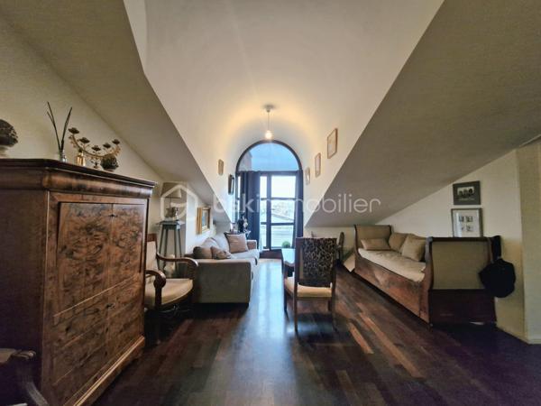 Au cœur du très recherché quartier des Carmes, 
découvrez ce magnifique appartement d’architecte climatisé, situé au 4e et dernier étage avec une jolie terrasse de 11m2.

Un véritable bien de caractère, il offre de généreux volumes, une atmosphère chaleureuse et des prestations de qualité.
Sublimé par des materiaux haut de gamme et une rénovation soignée.
Sa superbe terrasse ensoleillée, ouverte sur les toits de Toulouse, constitue un véritable prolongement de l’espace de vie et invite à profiter d'un cadre exceptionnel en plein centre historique.

Avec ses 46 m2 loi Carrez et ses 71m2 habitables, ce bien rare séduira les amateurs d'authenticité.

Un appartement unique, alliant élégance, calme, et emplacement privilégié, 
à quelques pas des commerces, du célèbre marché des carmes, de ses parkings, des restaurants, des métro A et B et du magnifique jardin des plantes et jardin Royal.

Un bien rare pour les amoureux du centre historique de Toulouse.
A saisir!