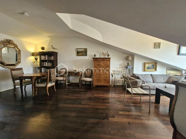 Au cœur du très recherché quartier des Carmes, 
découvrez ce magnifique appartement d’architecte climatisé, situé au 4e et dernier étage avec une jolie terrasse de 11m2.

Un véritable bien de caractère, il offre de généreux volumes, une atmosphère chaleureuse et des prestations de qualité.
Sublimé par des materiaux haut de gamme et une rénovation soignée.
Sa superbe terrasse ensoleillée, ouverte sur les toits de Toulouse, constitue un véritable prolongement de l’espace de vie et invite à profiter d'un cadre exceptionnel en plein centre historique.

Avec ses 46 m2 loi Carrez et ses 71m2 habitables, ce bien rare séduira les amateurs d'authenticité.

Un appartement unique, alliant élégance, calme, et emplacement privilégié, 
à quelques pas des commerces, du célèbre marché des carmes, de ses parkings, des restaurants, des métro A et B et du magnifique jardin des plantes et jardin Royal.

Un bien rare pour les amoureux du centre historique de Toulouse.
A saisir!