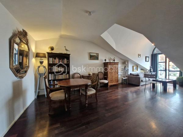 Au cœur du très recherché quartier des Carmes, 
découvrez ce magnifique appartement d’architecte climatisé, situé au 4e et dernier étage avec une jolie terrasse de 11m2.

Un véritable bien de caractère, il offre de généreux volumes, une atmosphère chaleureuse et des prestations de qualité.
Sublimé par des materiaux haut de gamme et une rénovation soignée.
Sa superbe terrasse ensoleillée, ouverte sur les toits de Toulouse, constitue un véritable prolongement de l’espace de vie et invite à profiter d'un cadre exceptionnel en plein centre historique.

Avec ses 46 m2 loi Carrez et ses 71m2 habitables, ce bien rare séduira les amateurs d'authenticité.

Un appartement unique, alliant élégance, calme, et emplacement privilégié, 
à quelques pas des commerces, du célèbre marché des carmes, de ses parkings, des restaurants, des métro A et B et du magnifique jardin des plantes et jardin Royal.

Un bien rare pour les amoureux du centre historique de Toulouse.
A saisir!