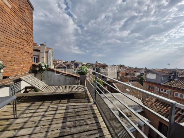 Au cœur du très recherché quartier des Carmes, 
découvrez ce magnifique appartement d’architecte climatisé, situé au 4e et dernier étage avec une jolie terrasse de 11m2.

Un véritable bien de caractère, il offre de généreux volumes, une atmosphère chaleureuse et des prestations de qualité.
Sublimé par des materiaux haut de gamme et une rénovation soignée.
Sa superbe terrasse ensoleillée, ouverte sur les toits de Toulouse, constitue un véritable prolongement de l’espace de vie et invite à profiter d'un cadre exceptionnel en plein centre historique.

Avec ses 46 m2 loi Carrez et ses 71m2 habitables, ce bien rare séduira les amateurs d'authenticité.

Un appartement unique, alliant élégance, calme, et emplacement privilégié, 
à quelques pas des commerces, du célèbre marché des carmes, de ses parkings, des restaurants, des métro A et B et du magnifique jardin des plantes et jardin Royal.

Un bien rare pour les amoureux du centre historique de Toulouse.
A saisir!