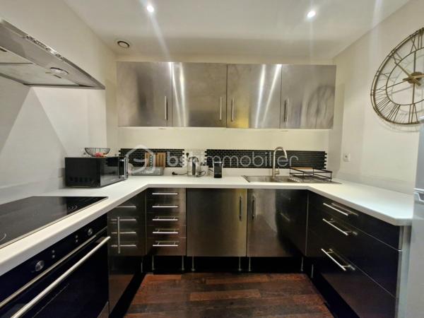 Au cœur du très recherché quartier des Carmes, 
découvrez ce magnifique appartement d’architecte climatisé, situé au 4e et dernier étage avec une jolie terrasse de 11m2.

Un véritable bien de caractère, il offre de généreux volumes, une atmosphère chaleureuse et des prestations de qualité.
Sublimé par des materiaux haut de gamme et une rénovation soignée.
Sa superbe terrasse ensoleillée, ouverte sur les toits de Toulouse, constitue un véritable prolongement de l’espace de vie et invite à profiter d'un cadre exceptionnel en plein centre historique.

Avec ses 46 m2 loi Carrez et ses 71m2 habitables, ce bien rare séduira les amateurs d'authenticité.

Un appartement unique, alliant élégance, calme, et emplacement privilégié, 
à quelques pas des commerces, du célèbre marché des carmes, de ses parkings, des restaurants, des métro A et B et du magnifique jardin des plantes et jardin Royal.

Un bien rare pour les amoureux du centre historique de Toulouse.
A saisir!