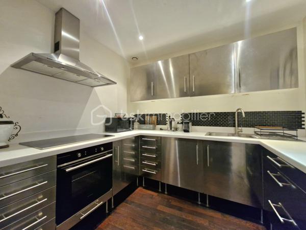 Au cœur du très recherché quartier des Carmes, 
découvrez ce magnifique appartement d’architecte climatisé, situé au 4e et dernier étage avec une jolie terrasse de 11m2.

Un véritable bien de caractère, il offre de généreux volumes, une atmosphère chaleureuse et des prestations de qualité.
Sublimé par des materiaux haut de gamme et une rénovation soignée.
Sa superbe terrasse ensoleillée, ouverte sur les toits de Toulouse, constitue un véritable prolongement de l’espace de vie et invite à profiter d'un cadre exceptionnel en plein centre historique.

Avec ses 46 m2 loi Carrez et ses 71m2 habitables, ce bien rare séduira les amateurs d'authenticité.

Un appartement unique, alliant élégance, calme, et emplacement privilégié, 
à quelques pas des commerces, du célèbre marché des carmes, de ses parkings, des restaurants, des métro A et B et du magnifique jardin des plantes et jardin Royal.

Un bien rare pour les amoureux du centre historique de Toulouse.
A saisir!