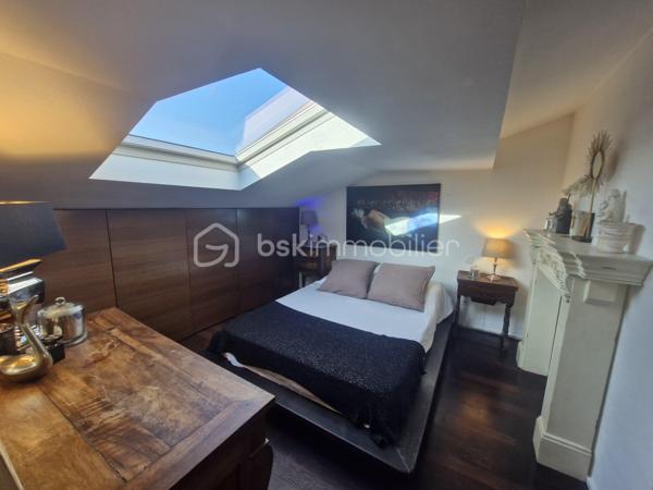 Au cœur du très recherché quartier des Carmes, 
découvrez ce magnifique appartement d’architecte climatisé, situé au 4e et dernier étage avec une jolie terrasse de 11m2.

Un véritable bien de caractère, il offre de généreux volumes, une atmosphère chaleureuse et des prestations de qualité.
Sublimé par des materiaux haut de gamme et une rénovation soignée.
Sa superbe terrasse ensoleillée, ouverte sur les toits de Toulouse, constitue un véritable prolongement de l’espace de vie et invite à profiter d'un cadre exceptionnel en plein centre historique.

Avec ses 46 m2 loi Carrez et ses 71m2 habitables, ce bien rare séduira les amateurs d'authenticité.

Un appartement unique, alliant élégance, calme, et emplacement privilégié, 
à quelques pas des commerces, du célèbre marché des carmes, de ses parkings, des restaurants, des métro A et B et du magnifique jardin des plantes et jardin Royal.

Un bien rare pour les amoureux du centre historique de Toulouse.
A saisir!