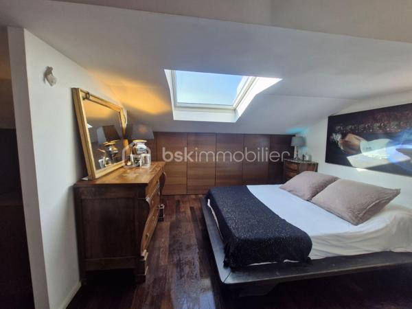 Au cœur du très recherché quartier des Carmes, 
découvrez ce magnifique appartement d’architecte climatisé, situé au 4e et dernier étage avec une jolie terrasse de 11m2.

Un véritable bien de caractère, il offre de généreux volumes, une atmosphère chaleureuse et des prestations de qualité.
Sublimé par des materiaux haut de gamme et une rénovation soignée.
Sa superbe terrasse ensoleillée, ouverte sur les toits de Toulouse, constitue un véritable prolongement de l’espace de vie et invite à profiter d'un cadre exceptionnel en plein centre historique.

Avec ses 46 m2 loi Carrez et ses 71m2 habitables, ce bien rare séduira les amateurs d'authenticité.

Un appartement unique, alliant élégance, calme, et emplacement privilégié, 
à quelques pas des commerces, du célèbre marché des carmes, de ses parkings, des restaurants, des métro A et B et du magnifique jardin des plantes et jardin Royal.

Un bien rare pour les amoureux du centre historique de Toulouse.
A saisir!