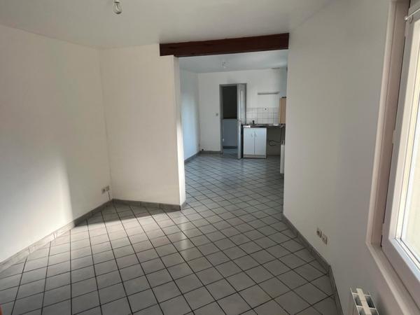 Appartement type F2 rénové d'une superficie de 31,69m² idéalement situé au centre ville de Luzarches