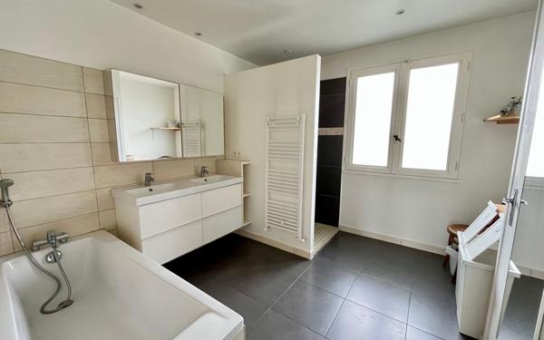 Maison à vendre    6 pièces •  Saint-Genis-Laval