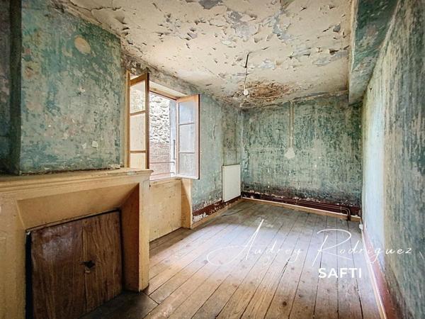 Centre-ville – Maison avec cour à rénover