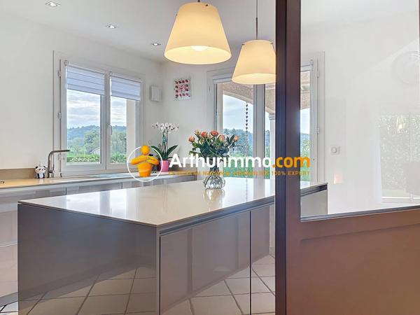 Vente                                                      Maison
                        
                     6 pièces                      160 m2                     à Bourgoin-Jallieu