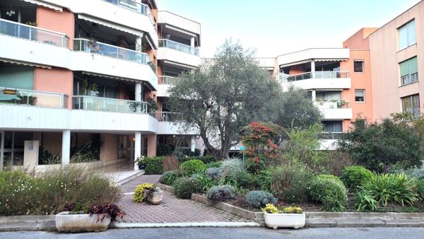 Appartement Grasse 4 pièces 105.66 m2, piscine et tennis