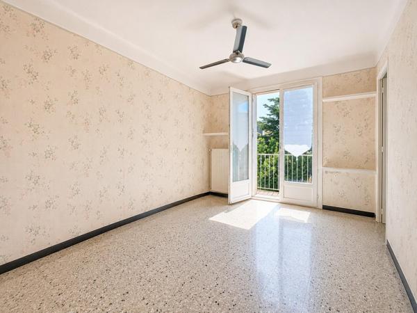 LE PRIVILÈGE DU TOUT À PIED À SANARY-SUR-MER – LUMINEUX T3 TRAVERSANT AU DERNIER ÉTAGE AVEC BALCON TERRASSE