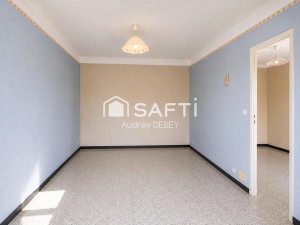 LE PRIVILÈGE DU TOUT À PIED À SANARY-SUR-MER – LUMINEUX T3 TRAVERSANT AU DERNIER ÉTAGE AVEC BALCON TERRASSE