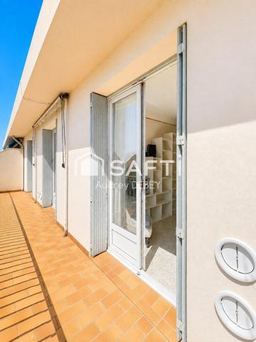 LE PRIVILÈGE DU TOUT À PIED À SANARY-SUR-MER – LUMINEUX T3 TRAVERSANT AU DERNIER ÉTAGE AVEC BALCON TERRASSE