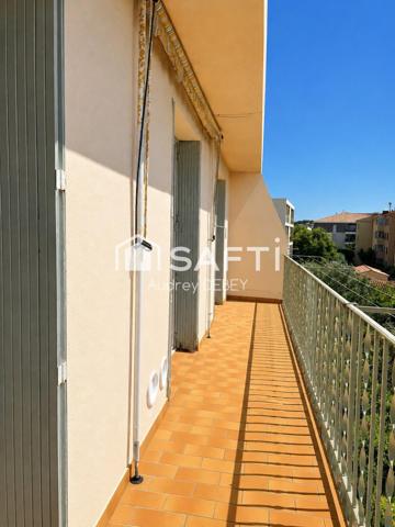 LE PRIVILÈGE DU TOUT À PIED À SANARY-SUR-MER – LUMINEUX T3 TRAVERSANT AU DERNIER ÉTAGE AVEC BALCON TERRASSE