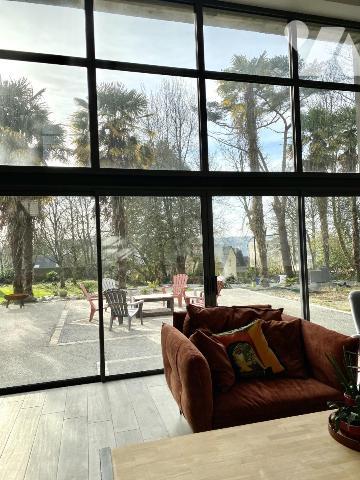 LANDERNEAU propriété unique avec dépendance et terrain 