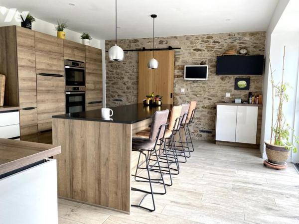 LANDERNEAU propriété unique avec dépendance et terrain 