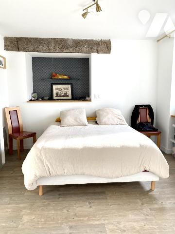 LANDERNEAU propriété unique avec dépendance et terrain 