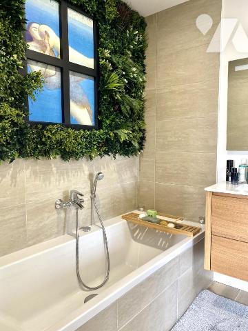 LANDERNEAU propriété unique avec dépendance et terrain 