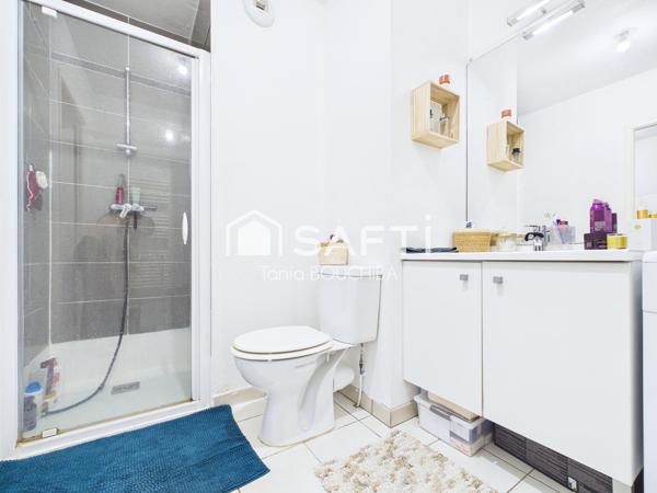 T2 lumineux avec terrasse et parking