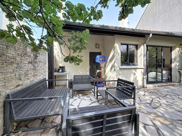 Maison
         5 pièces
        - 106 m² 465 000 € *