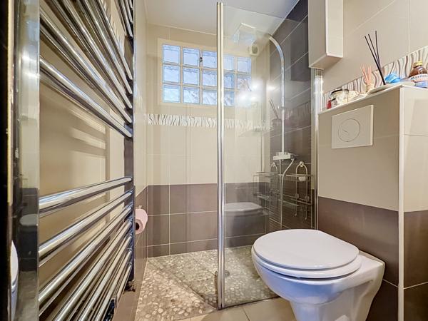 Maison
         5 pièces
        - 106 m² 465 000 € *