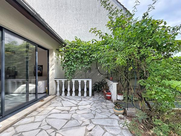 Maison
         5 pièces
        - 106 m² 465 000 € *