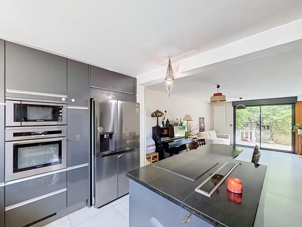 Maison
         5 pièces
        - 106 m² 465 000 € *