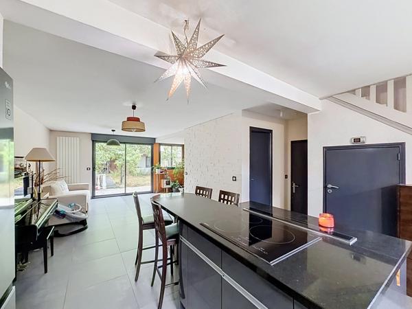 Maison
         5 pièces
        - 106 m² 465 000 € *