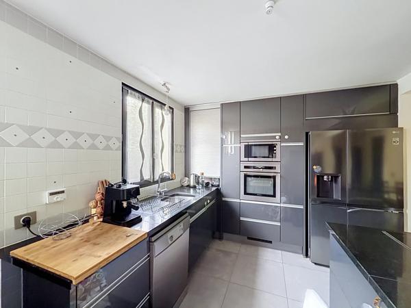 Maison
         5 pièces
        - 106 m² 465 000 € *