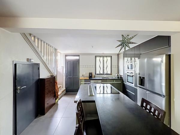 Maison
         5 pièces
        - 106 m² 465 000 € *