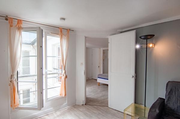 Paris, St André des Arts, 2 pièces dernier étage avec ascenseur, fort potentiel !