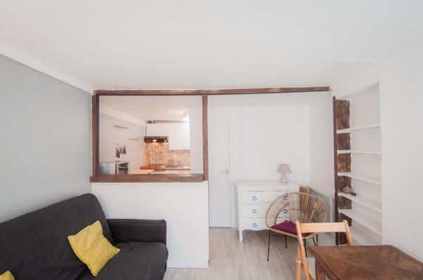 Paris, St André des Arts, 2 pièces dernier étage avec ascenseur, fort potentiel !